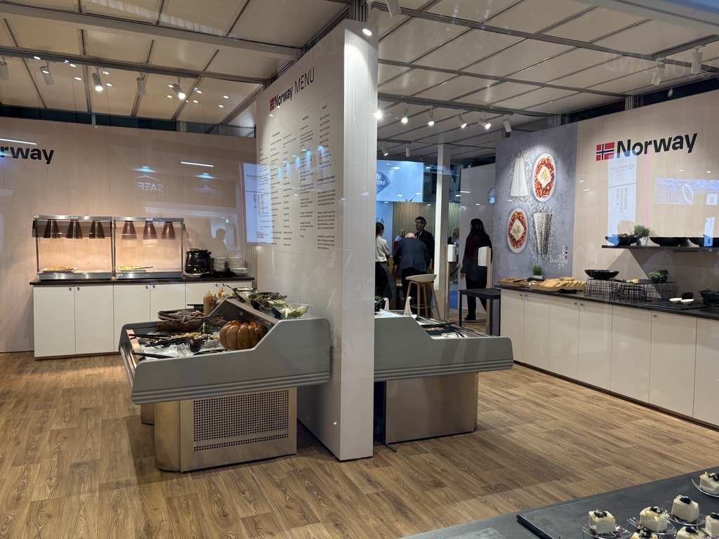 Lowe Rental's exhibition booth features sleek grey refrigeration equipment and a wooden floor at Seafood Expo Global.