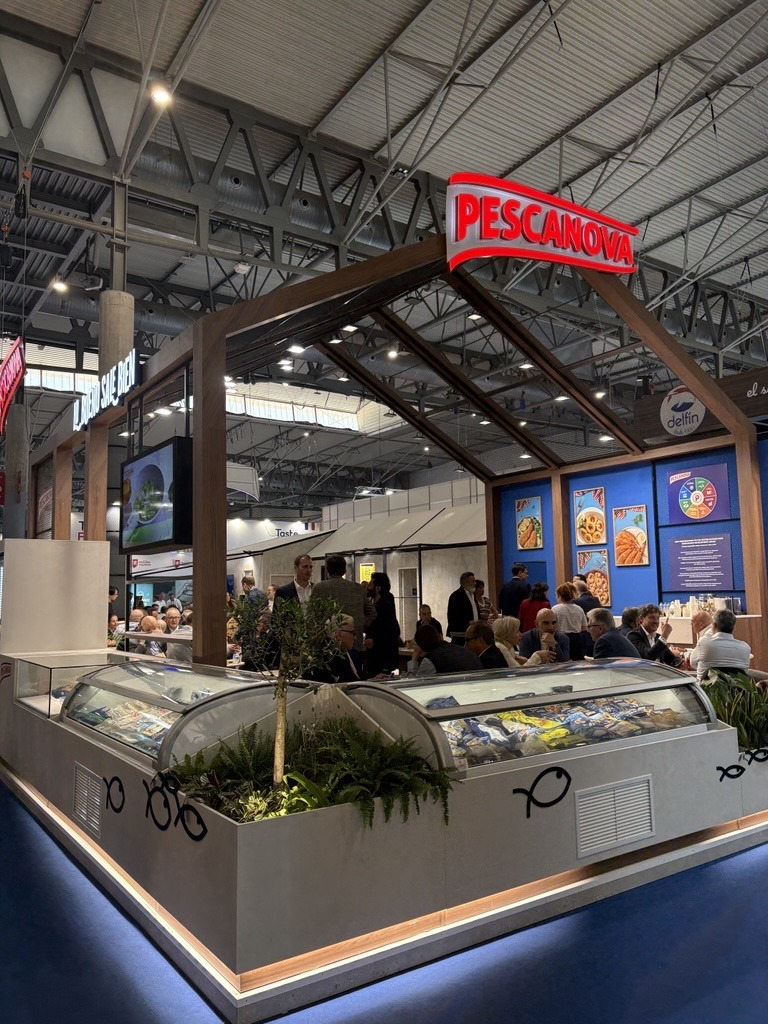 Lowe Rental's exhibition stand at Seafood Expo Global features a modern design with vibrant signage.
