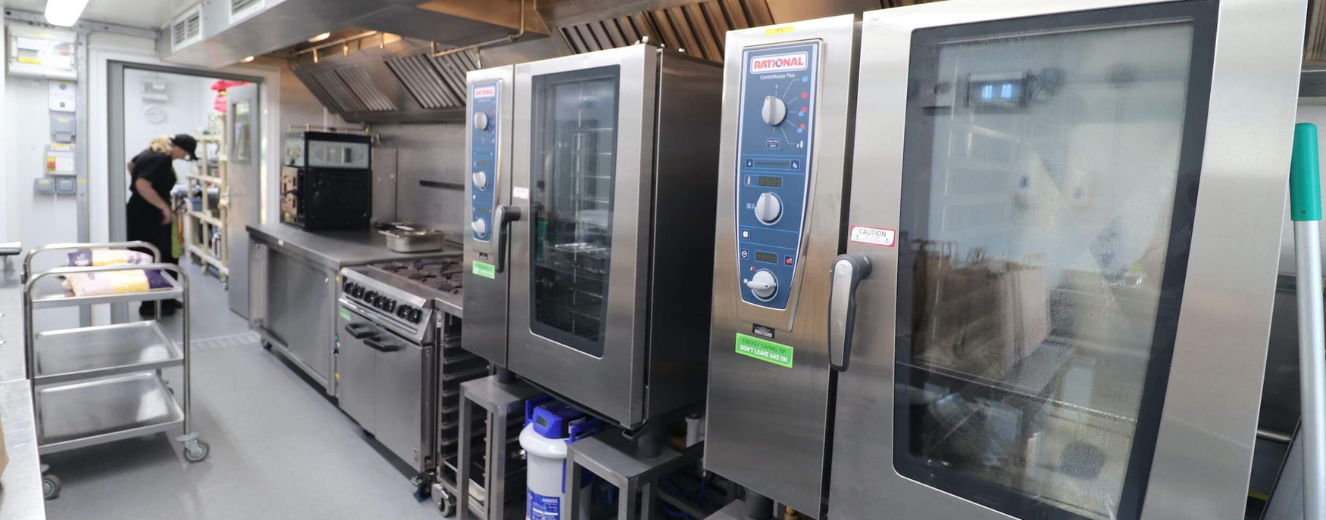 Alquiler de cocinas portátiles durante la reforma de una residencia de ancianos